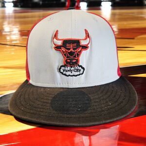 New Era Chicago Bulls Snapback Hat NBA Team Windy City HardWood Classic Red, BLK